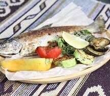 Жареная форель с овощами гриль
