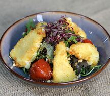 Обжаренный сулугуни с рукколой