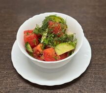 Салат из свежих помидоров и огурцов