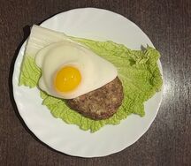 Бифштекс говяжий с яйцом