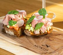 Брускетта с ростбифом и томатами конкассе