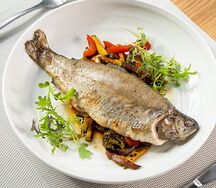 Речная форель с овощным жульеном