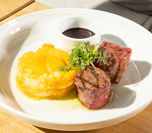 Филе миньон с черничным демигласом и картофельным гратеном