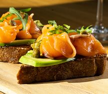 Брускетта с лососем