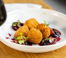 Жаренный камамбер с ягодным соусом