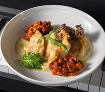 Жаренный судак с луковым кремом и лобио