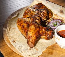 Куриные крылышки с соусом сацебели