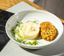 Котлета по-пожарски с картофельным пюре