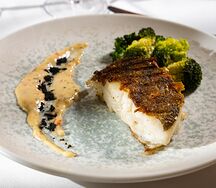 Палтус на гриле с брокколи