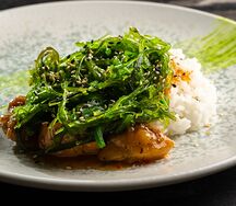 Курица в соусе сладкий чили с чукой и рисом