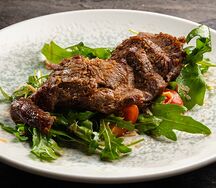 Телятина с рукколой