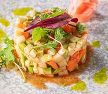 Тартар из семги, авокадо и огурца