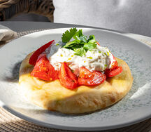 Страчателла с розовым томатом и лепешкой