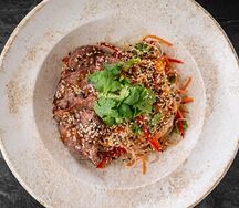 Салат с фунчозой и телятиной