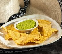 Начос с гуакамоле из зеленого горошка