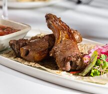 Шашлык из бараньей корейки с красным соусом