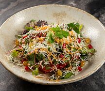 Салат из рукколы с сербской брынзой, гранатом, изюмом и орехами