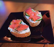 Брускетты с семгой