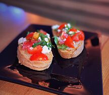 Брускетты с помидорами