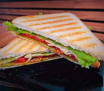 Сэндвич с помидором и моцареллой