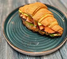 Круассан с лососем