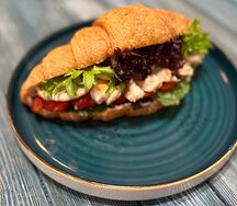 Круассан с курочкой на гриле