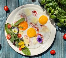 Глазунья с сыром и помидором