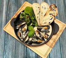 Мидии в сливочно-винном соусе с дор блю