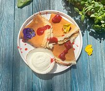 Блинчики с ягодным джемом и сметаной