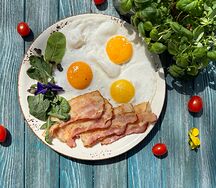 Глазунья с беконом