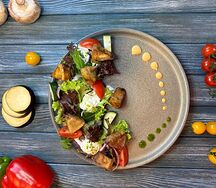 Салат с хрустящим баклажаном и страчателлой