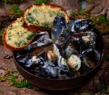 Мидий в соусе дорблю