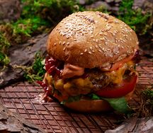 Чизбургер с клюквенным конфитюром