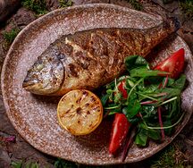 Дорадо на углях в грузинской аджике