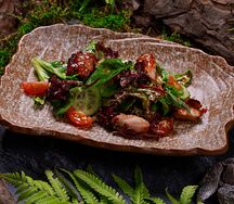 Салат с курицей на гриле