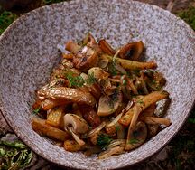 Жареные грибы с картофелем и луком