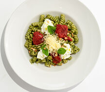 Фузилли с песто и страчателлой