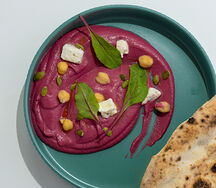 Хумус свекольный с лепешкой