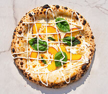 Персик с рикоттой и базиликом