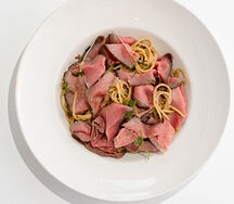 С ростбифом и перечным соусом