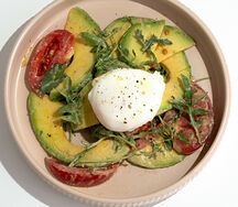 Авокадо с яйцом пашот