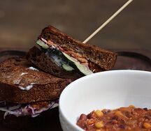 Сэндвич с рваной свининой и огурцом