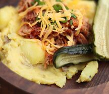 Мятый картофель с рваной свининой BBQ