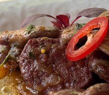 Колбаски с бобами на черном хлебе