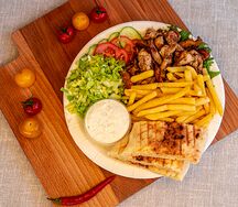 Гиро на тарелке с курицей