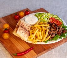 Гиро на тарелке со свининой