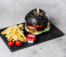 Dargin Burger с картофелем фри и соусом