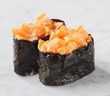 Гункан с лососем