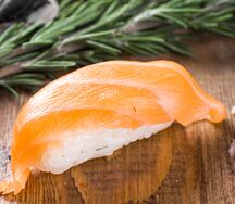 Суши с лососем