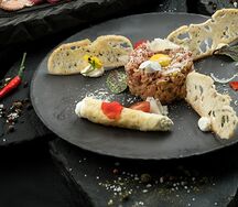 Тартар из говядины с муссом из сыра пармезан